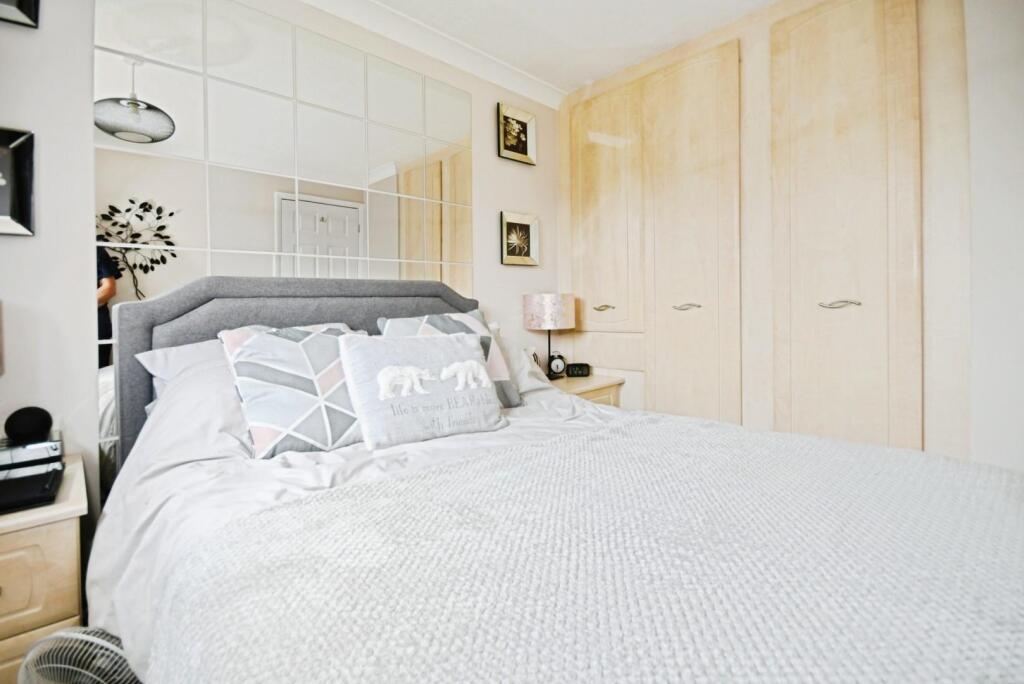 BEDROOM 1 02.jpg