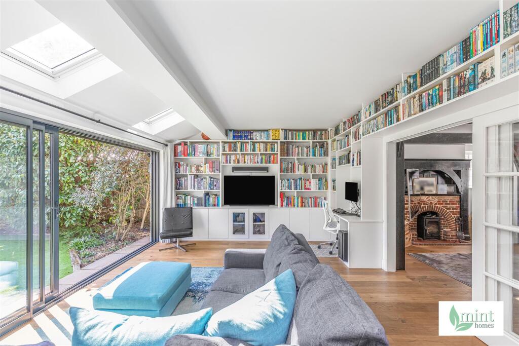 437__Woodham_Lane__Addlestone__Surrey__KT15_3QG6.J