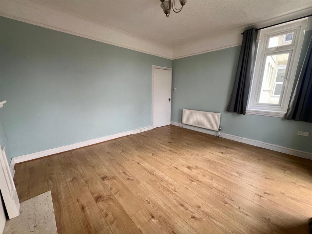 Livinmg Room 3.jpg