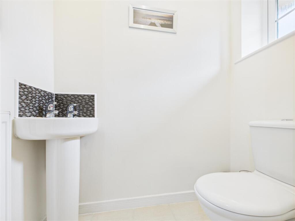 GUEST CLOAKROOM