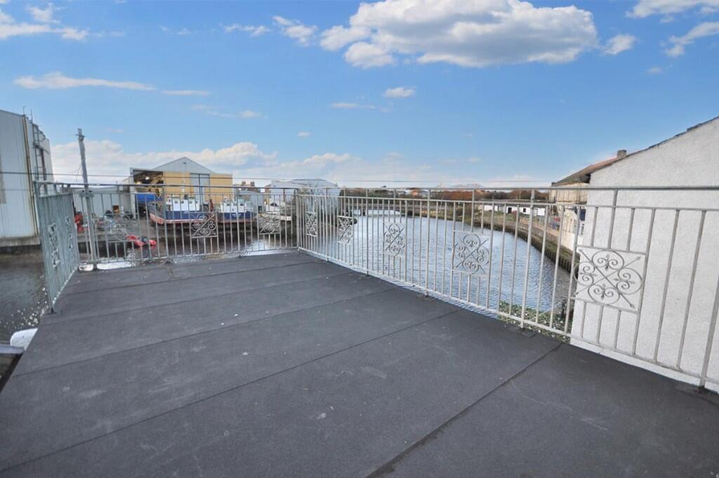Flat roof space
