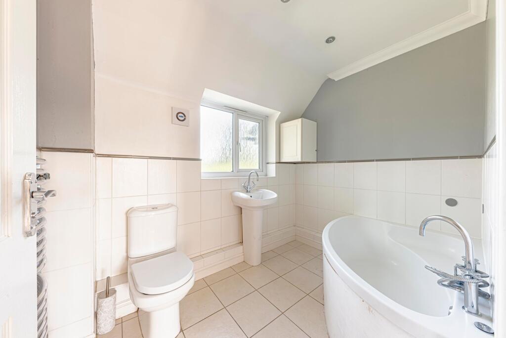 Bathroom W.C (1)
