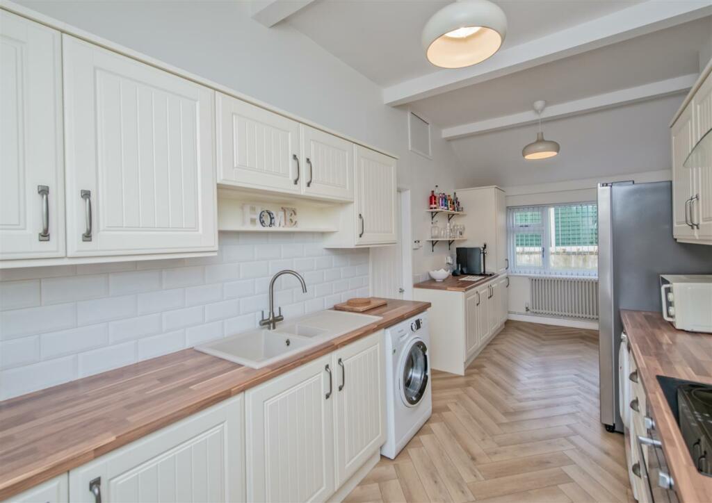 Fitted Dining / Breakfast Kitchen:
