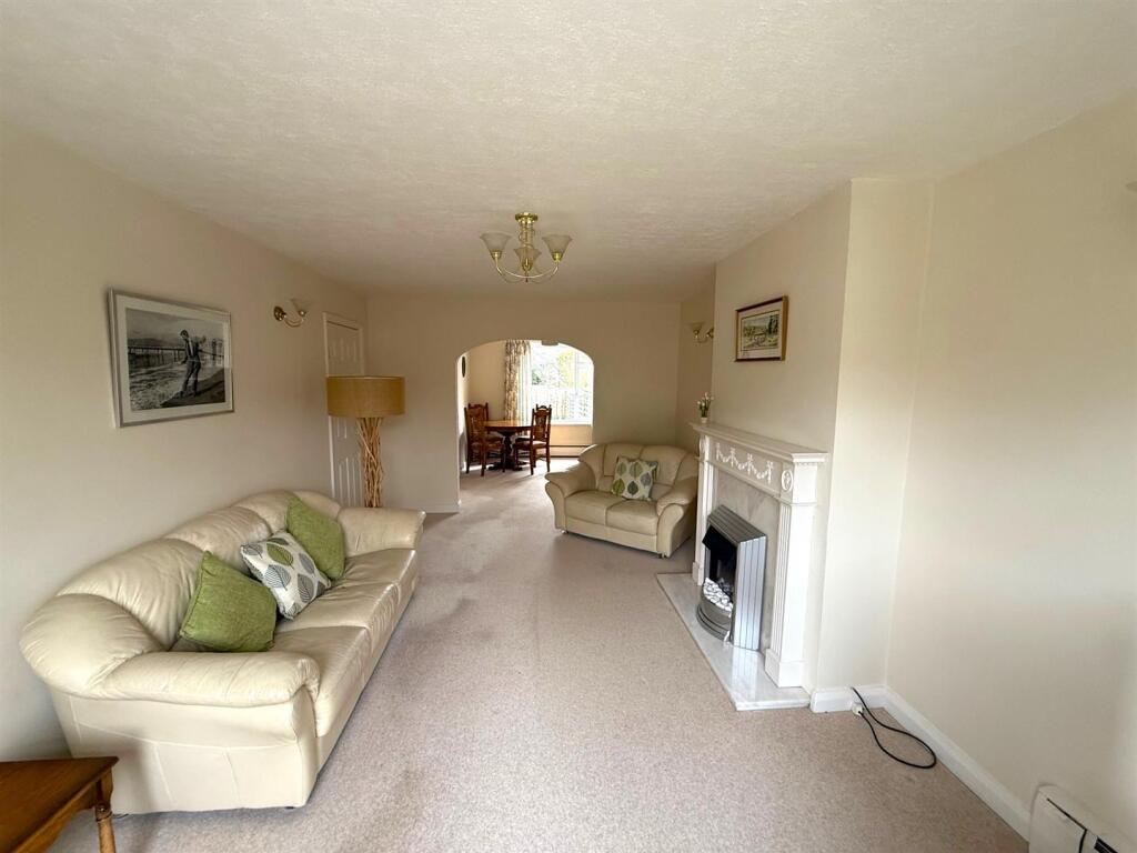Living room 3.jpg