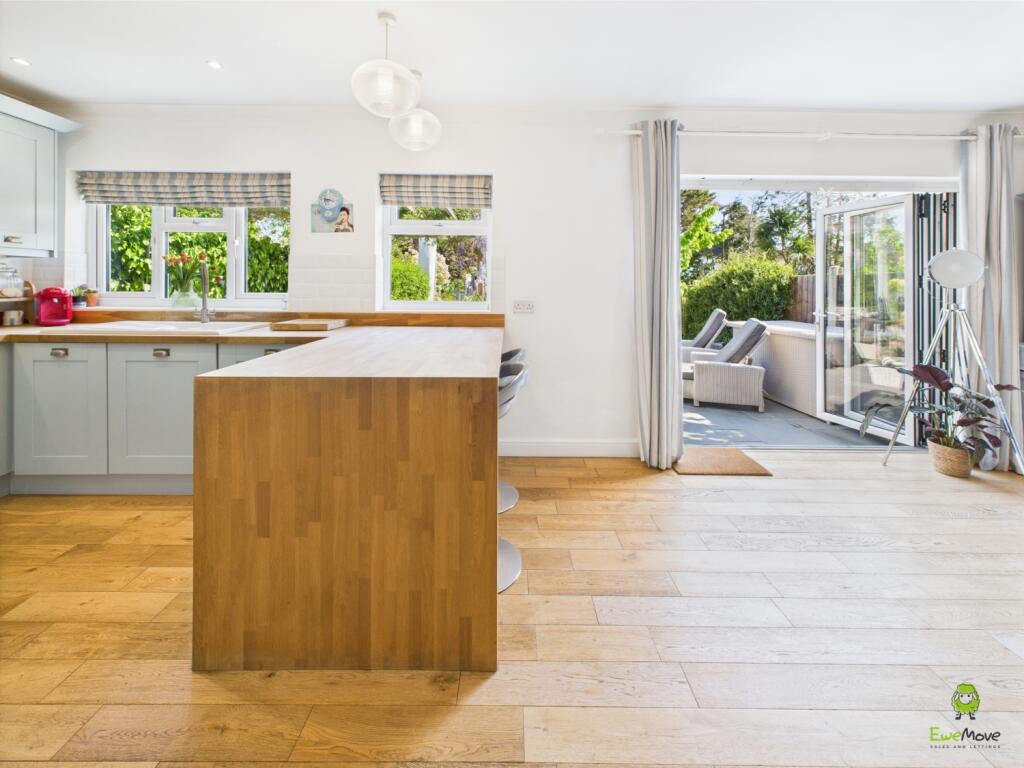 CAM03779G0-PR0229-STILL019