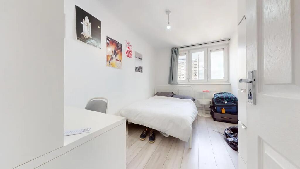 Bright and tidy single bedroom featuring a clea...