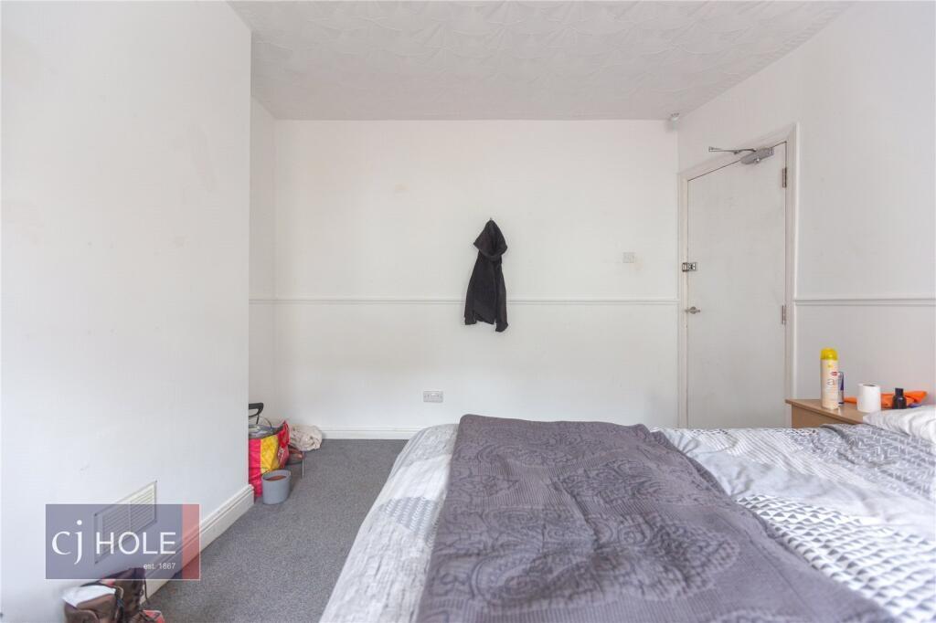 A cozy double bedroom featuring a comfortable b...