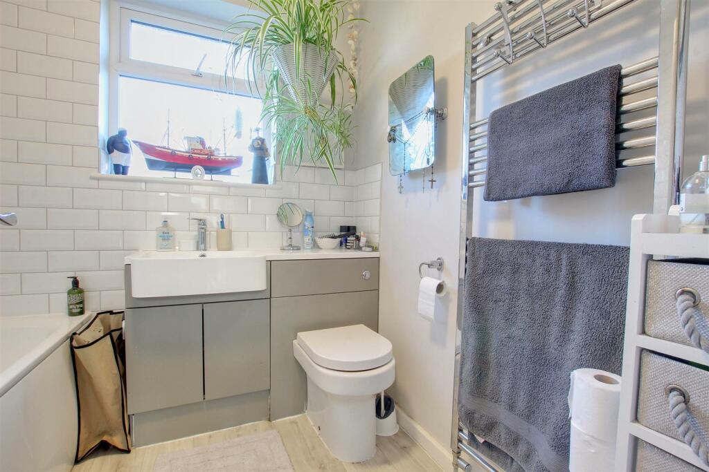BATHROOM/WC