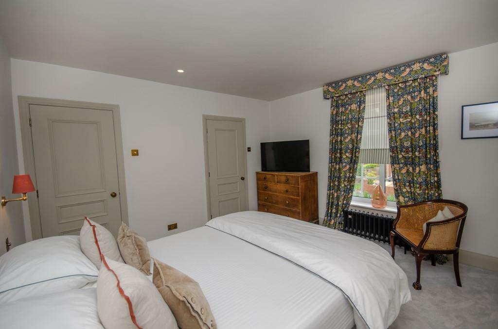 Master bedroom pic 2.jpg