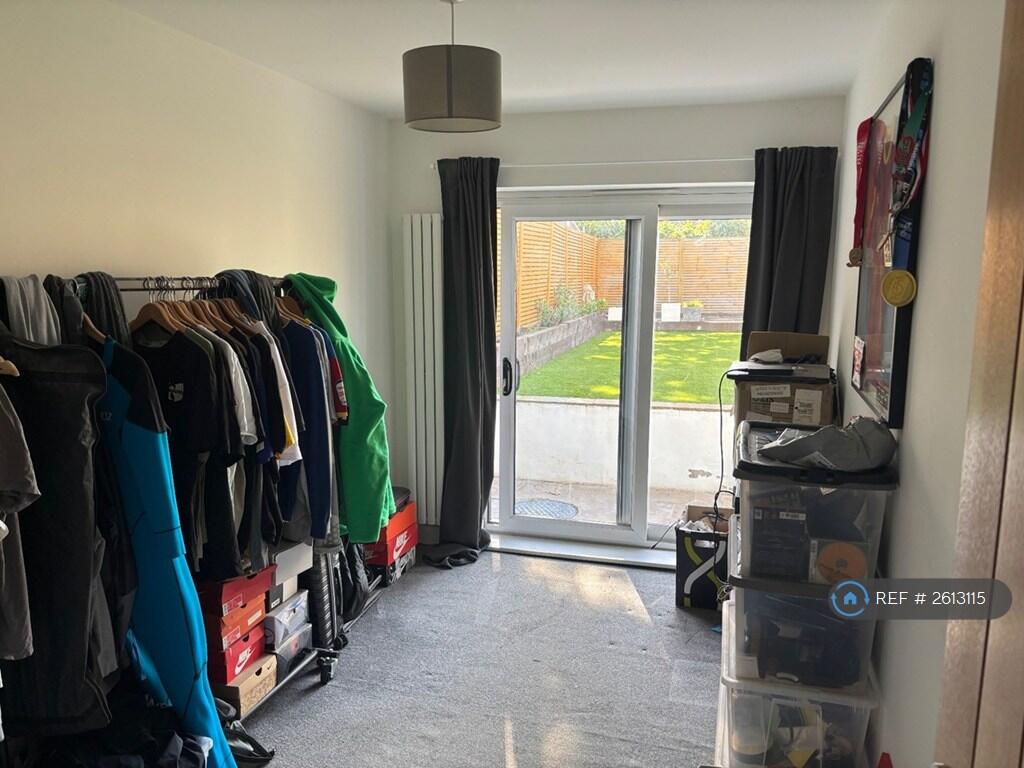 Bedroom 2 (4m x 2.5m)