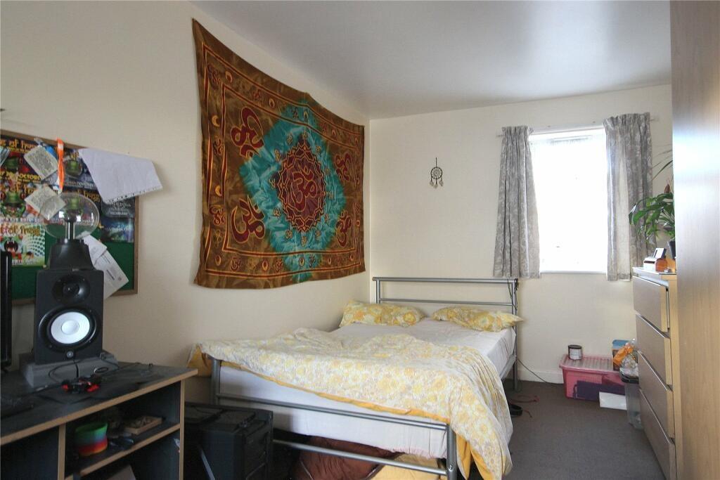 A cozy double bedroom featuring a comfortable b...