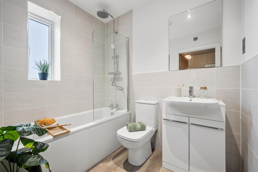 Bathroom - bath and vanity unit.jpg