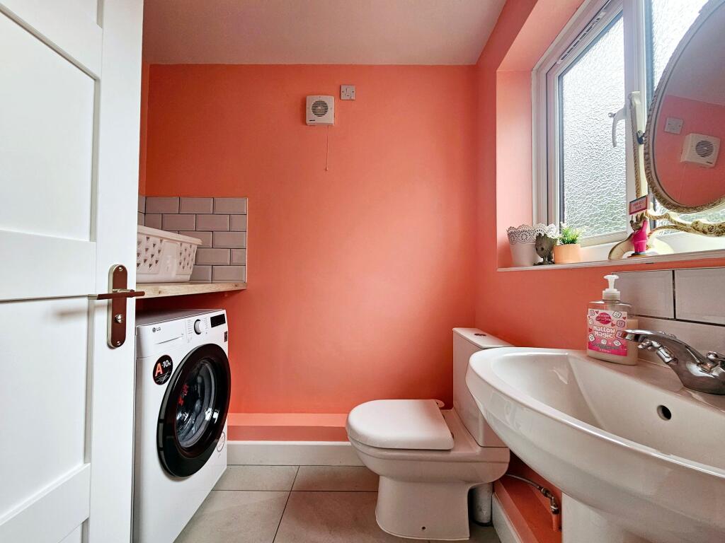 Utility Room / cloaks/ wc