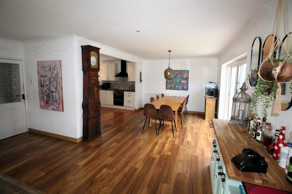 Sitting Room/Dining Area