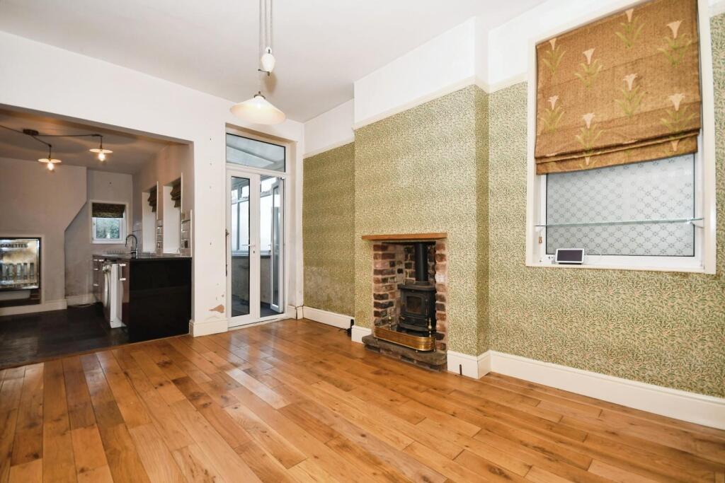 DINING ROOM 01.JPG