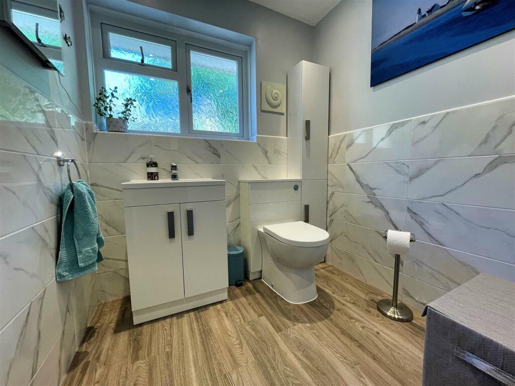 En suite cloakroom.jpg