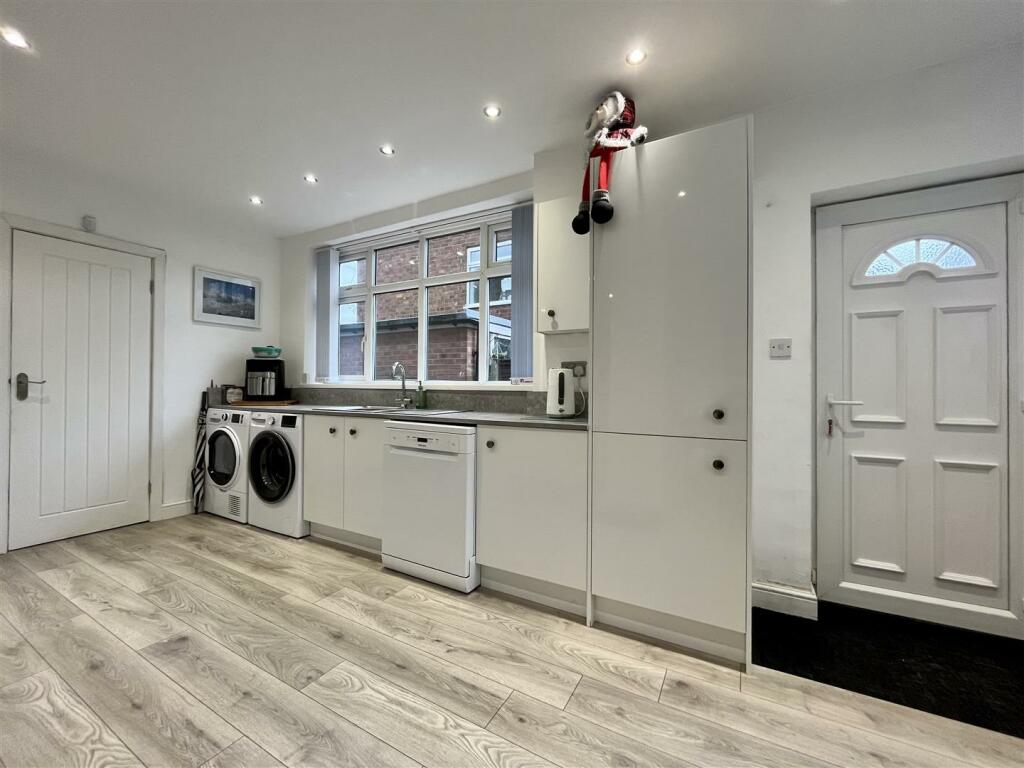Kitchen Area Aspect 2