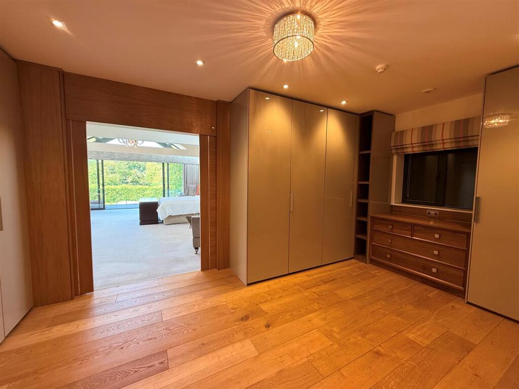 dressing room towards bedroom.jpg