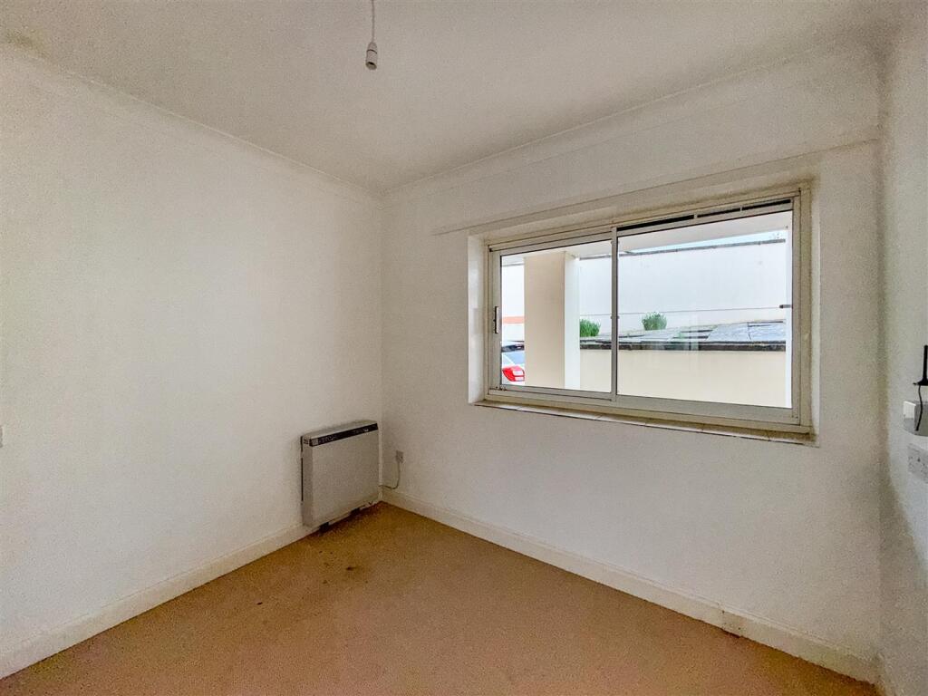 Freehold &amp; Flat 3 Dawes Court, Fisher Street, Paig