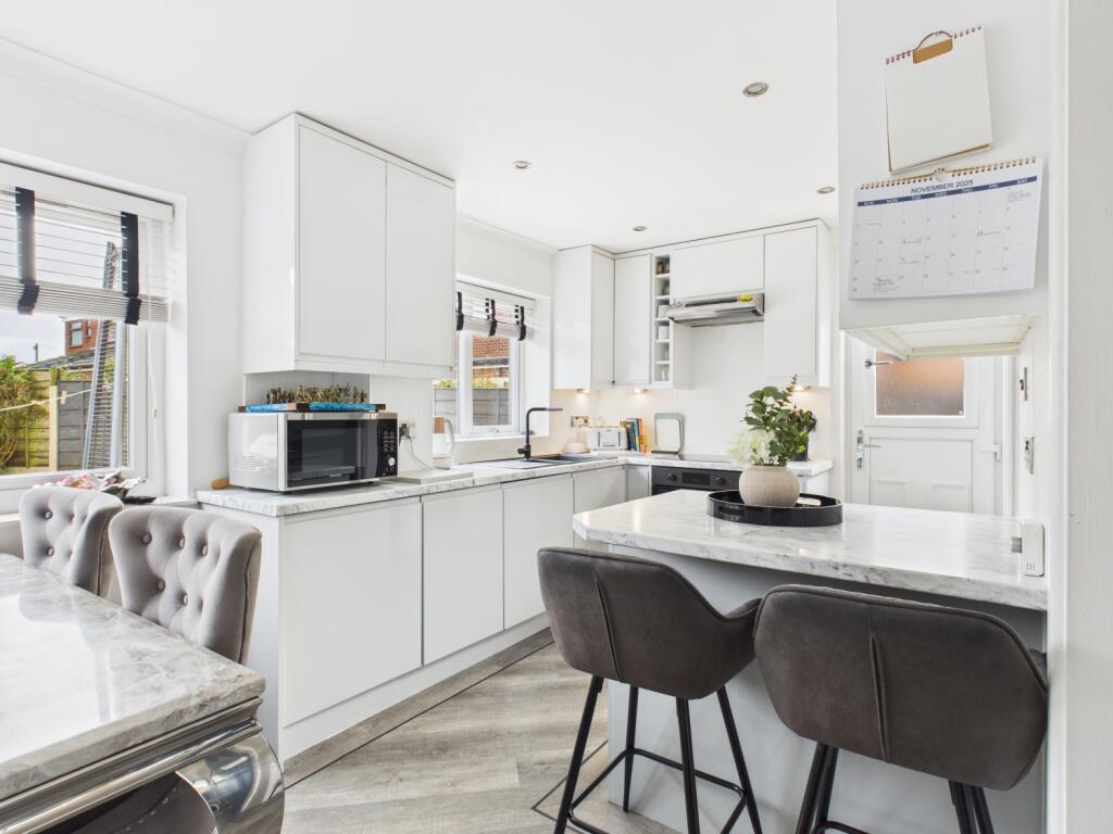 CAM03729G0-PR0173-STILL015