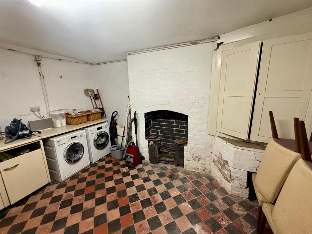 Extensive Lower Ground Floor