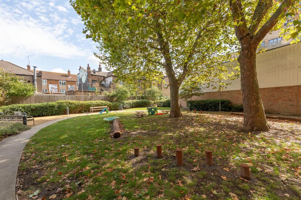 Troubridge Square, E17