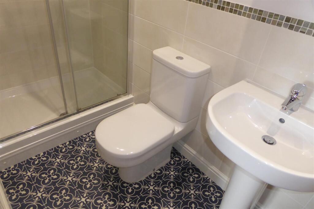 EN-SUITE SHOWER ROOM