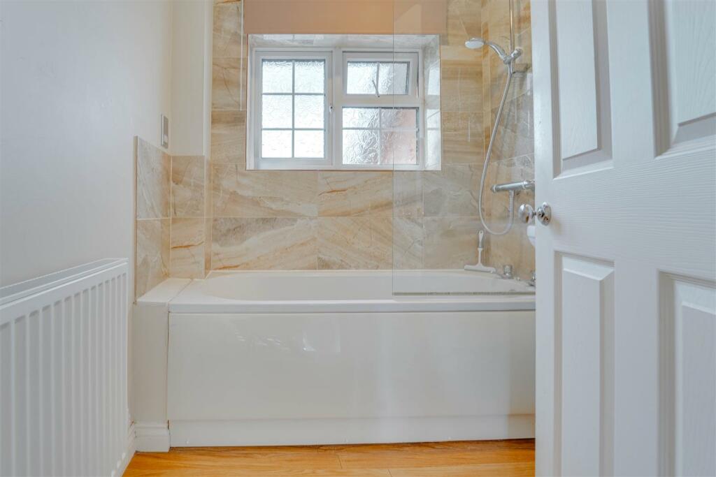 Santis House, 24 Tithe Cl, Gazeley-28.jpg