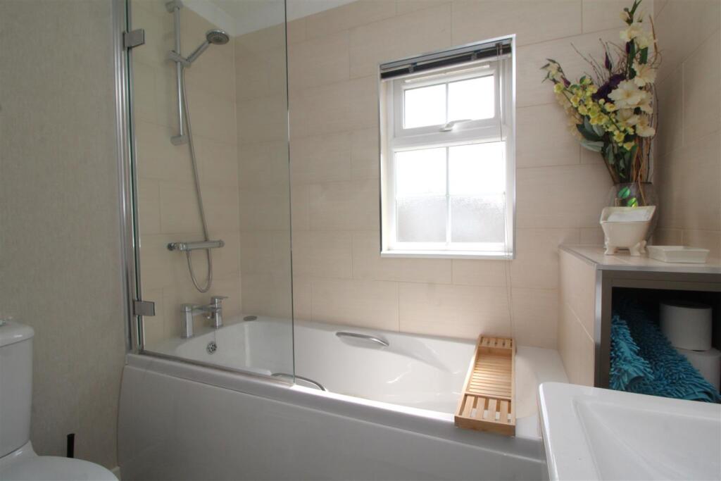 bathroom 2 .JPG