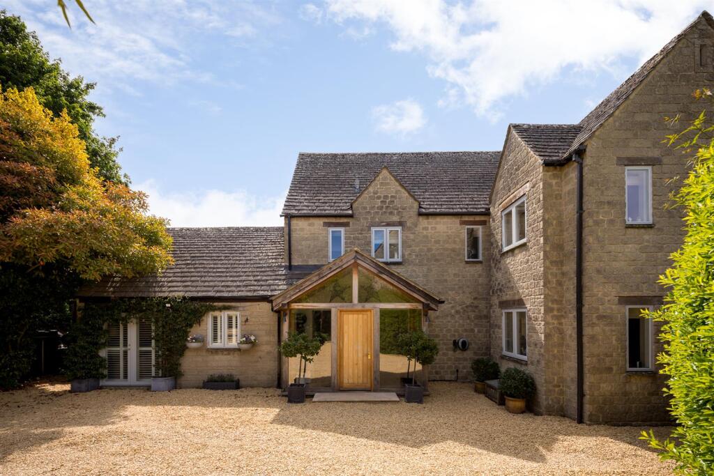 12 - Rowan Tree House - GL7 7EN - Web.jpg