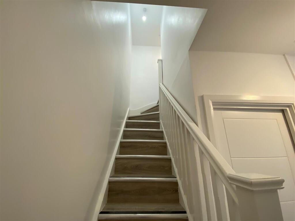 98 Holton Road - Flat 2 - Stairs to First Floor.jp