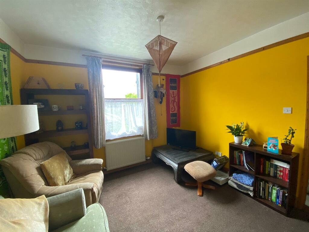 SITTING ROOM: