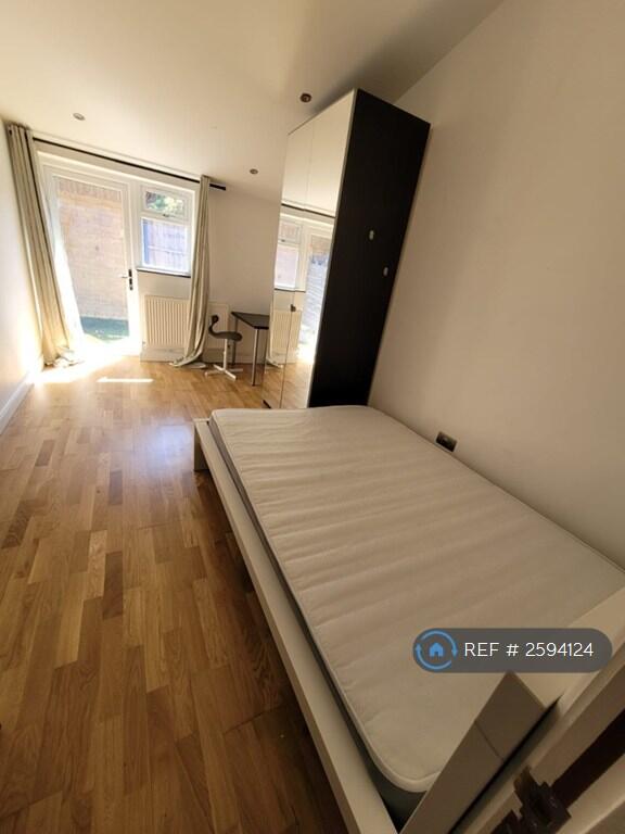 Ground Floor Front Room With Garden Access  £1050