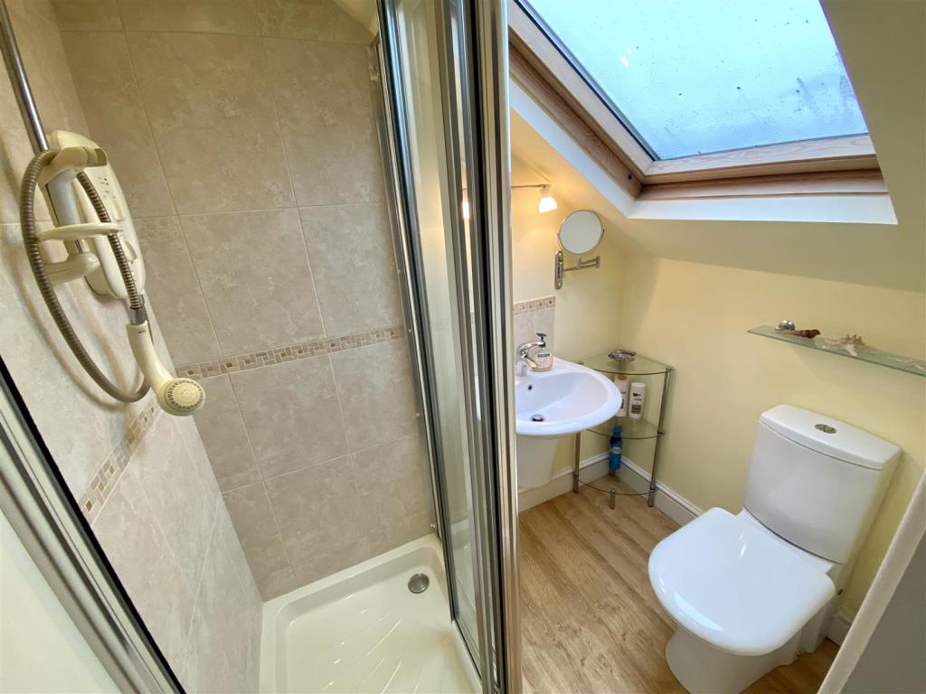 EN-SUITE SHOWER ROOM
