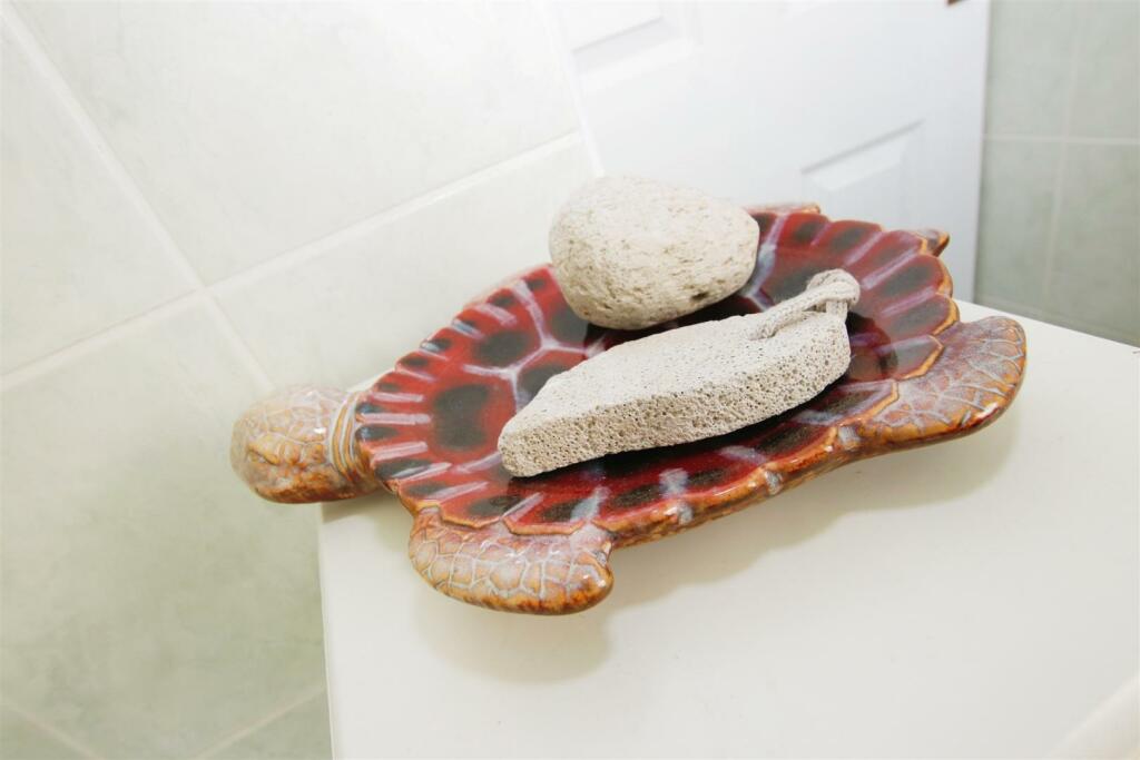 FIRST FLOOR BATHROOM