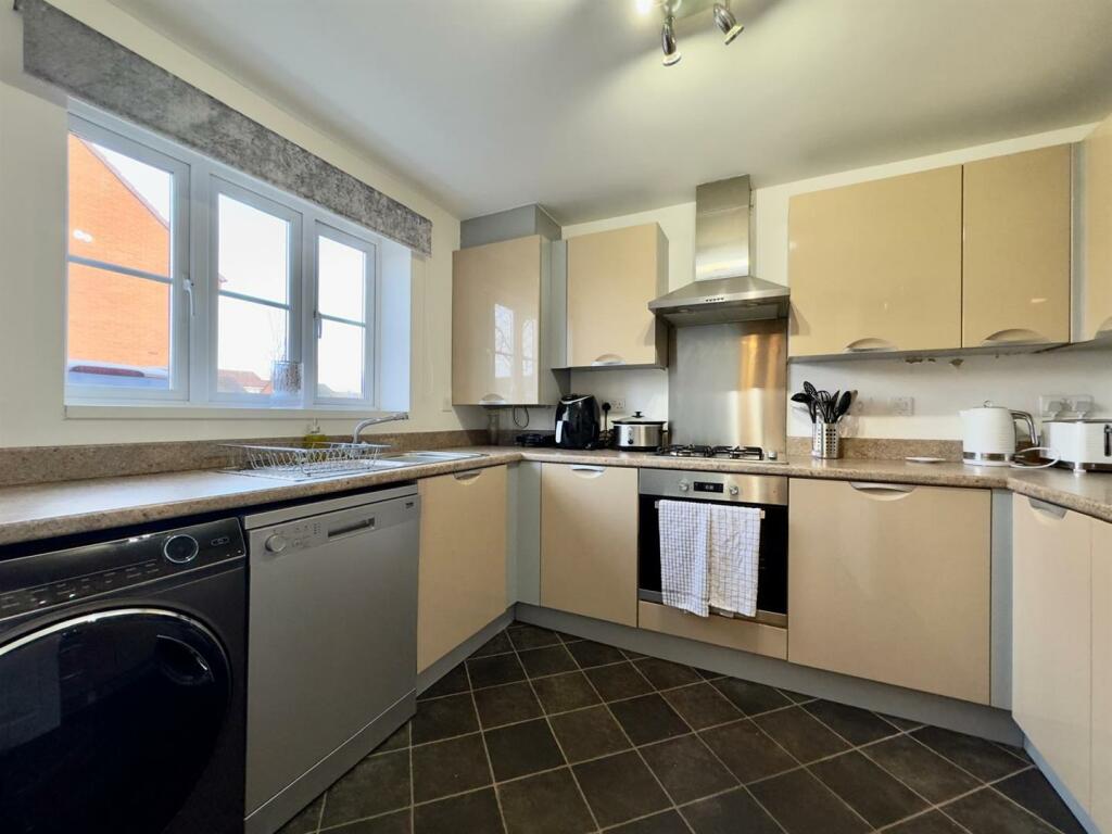 Kitchen 2.jpg