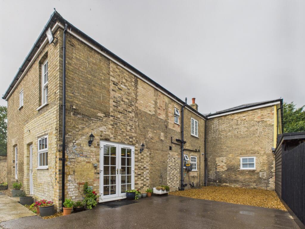 CAM02519G0-PR0330-STILL025