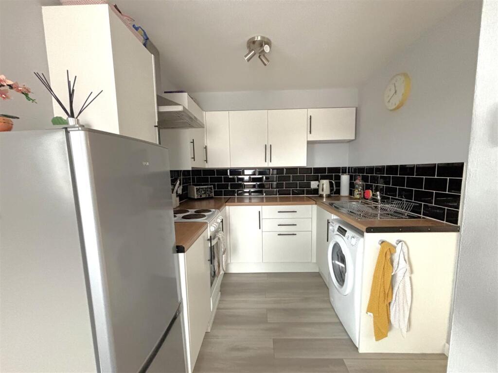 Kitchen 2.jpeg