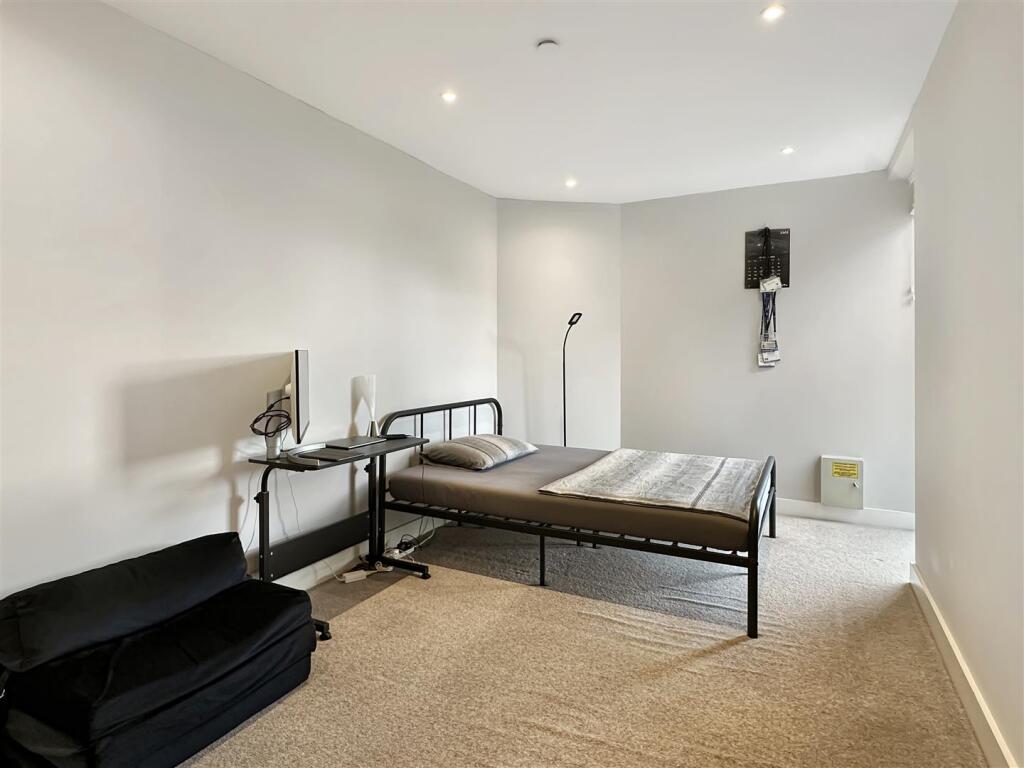 Bedroom 1 (2)