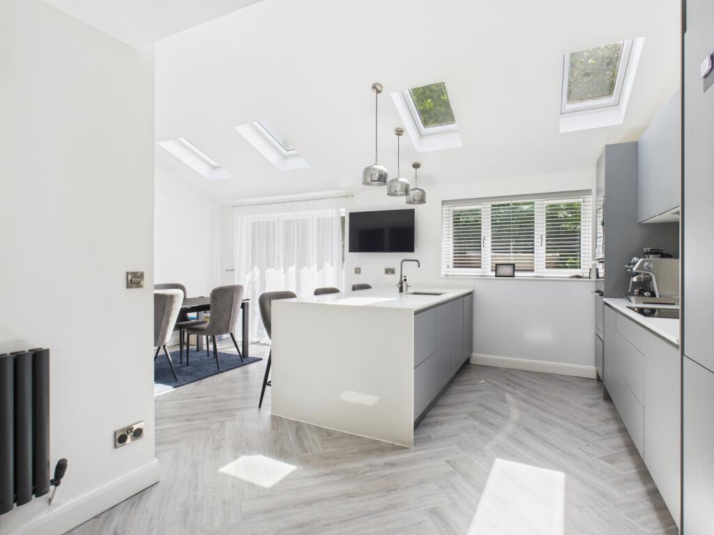 CAM03729G0-PR0090-STILL007