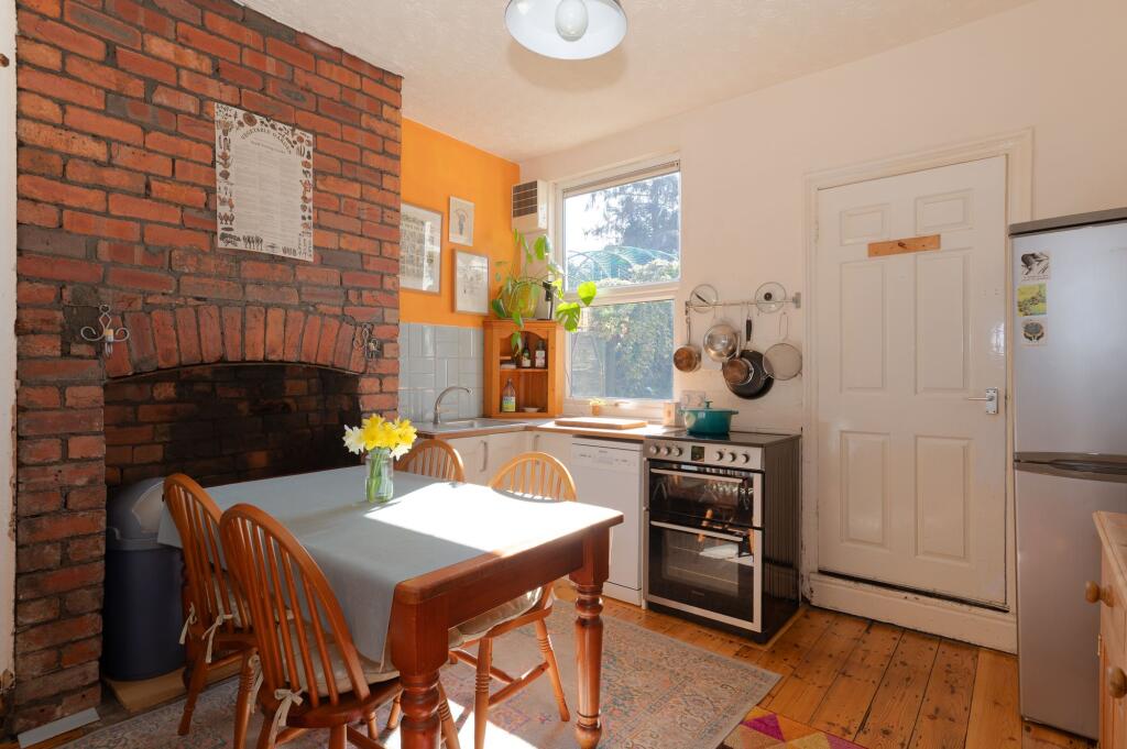 KITCHEN DINER AND LOUNGE