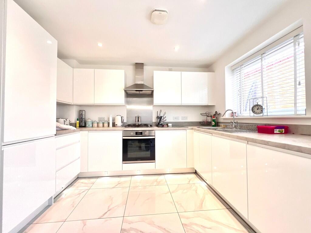 FITTED KITCHEN