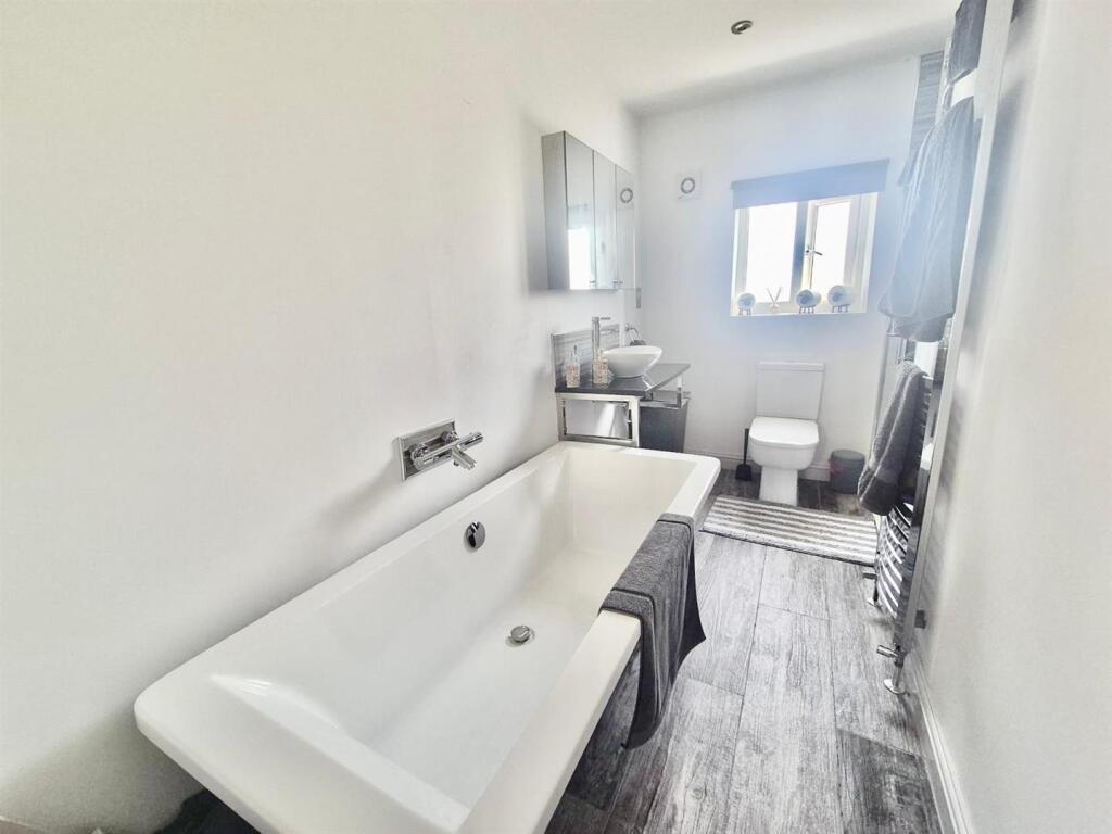 Bathroom (Ground Floor)