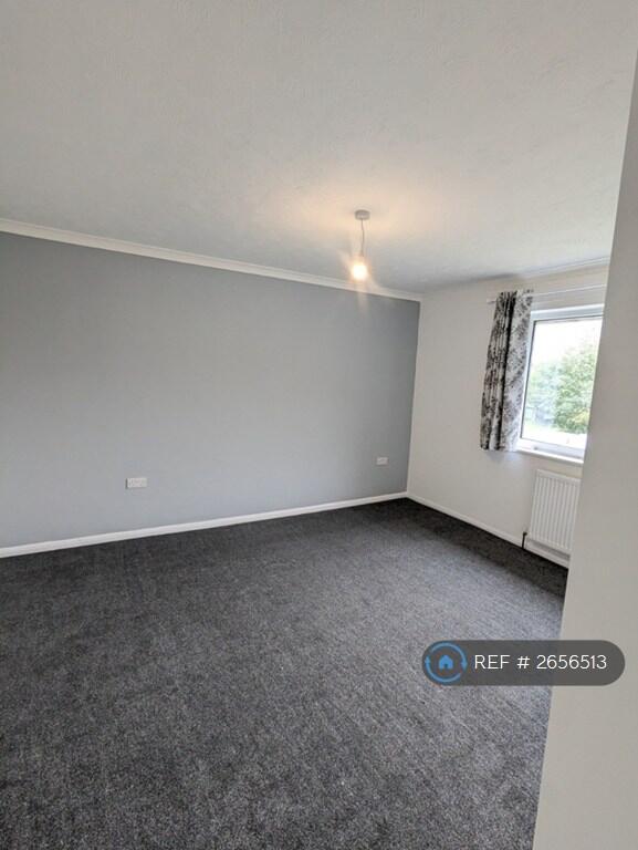 Main Bedroom (Front Of House)