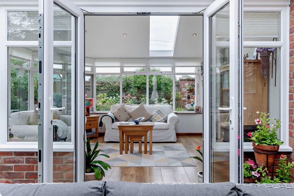 8657340-interior1...