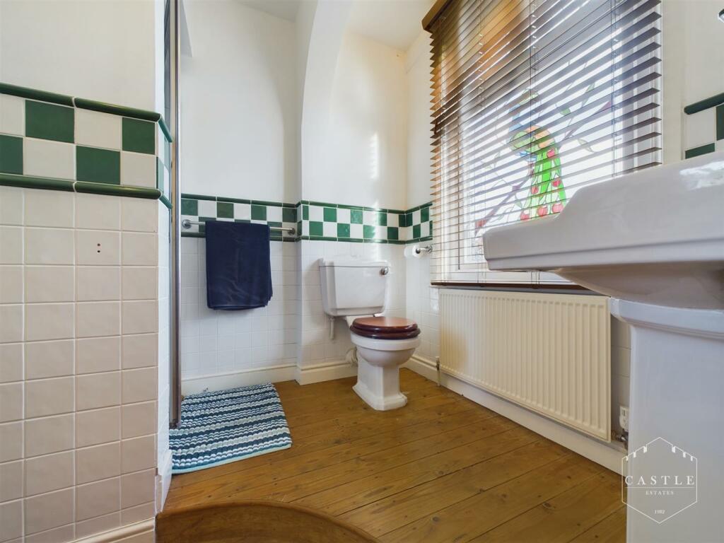 ENSUITE SHOWER ROOM