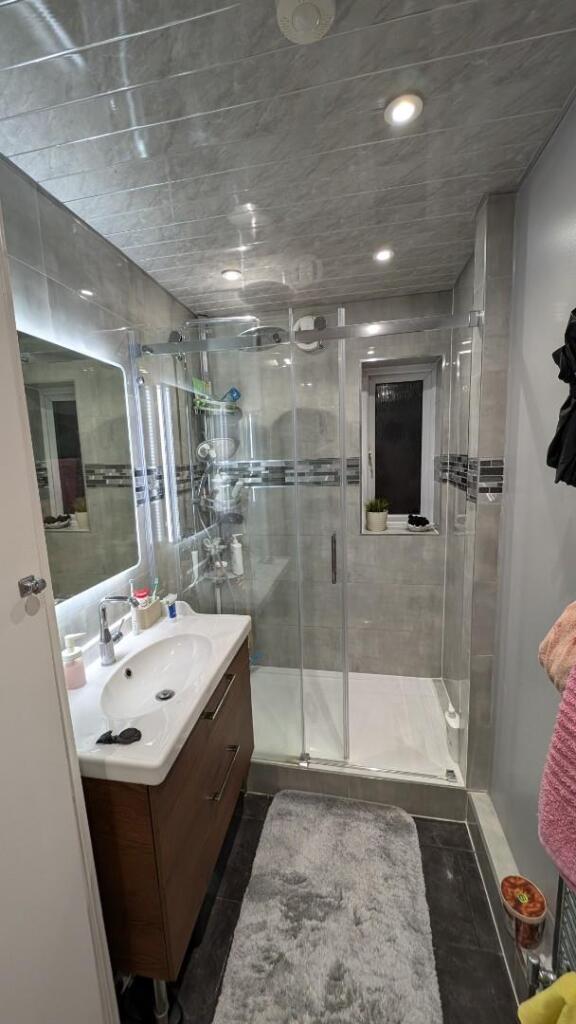 Bathroom 1.jpg