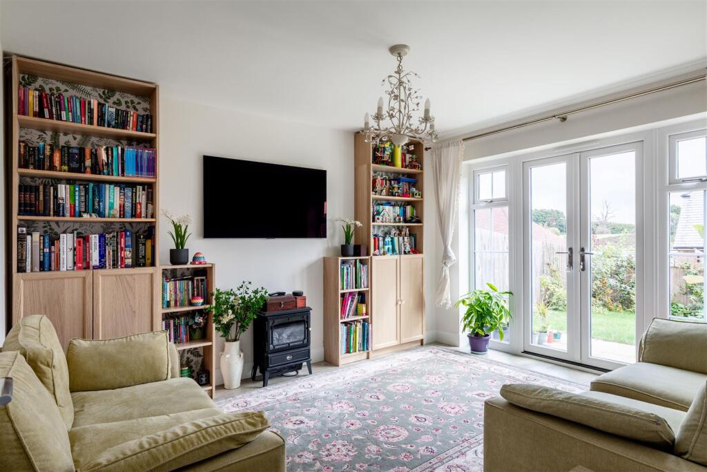 2 Walder Close-12.jpg