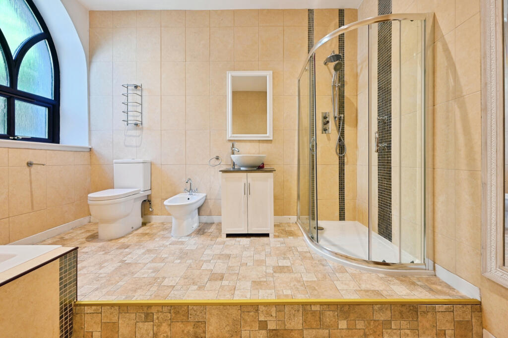 Family Bathroom 2