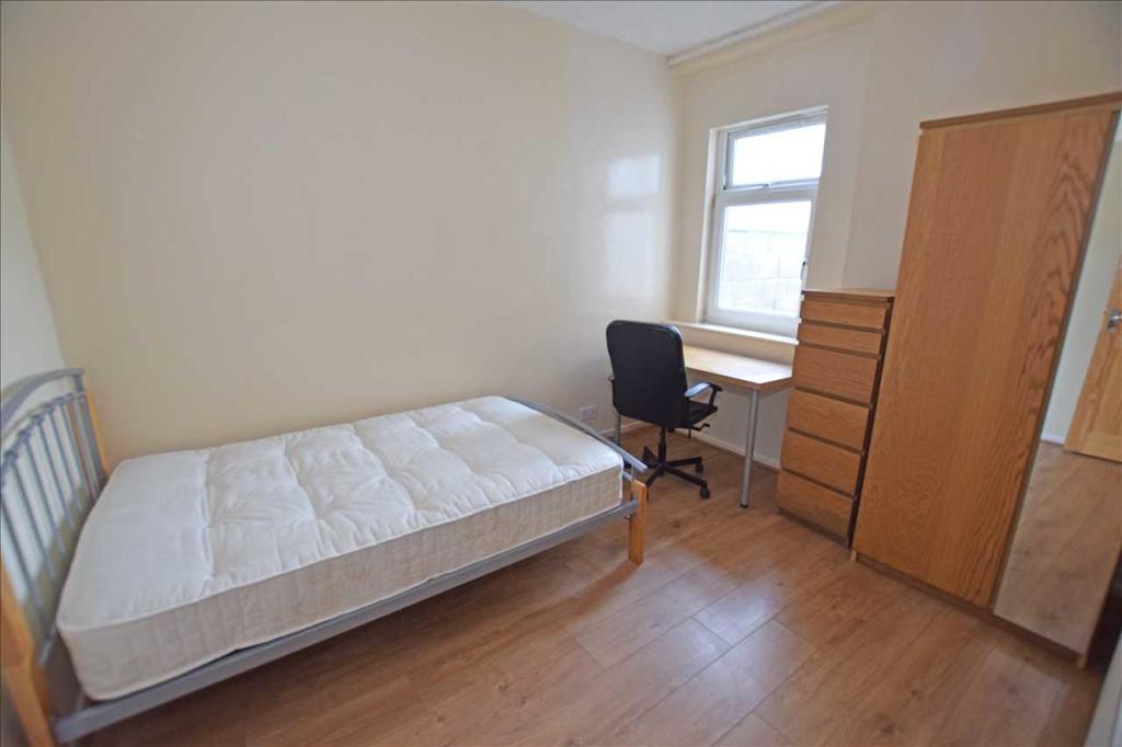 MIDDLE ROOM